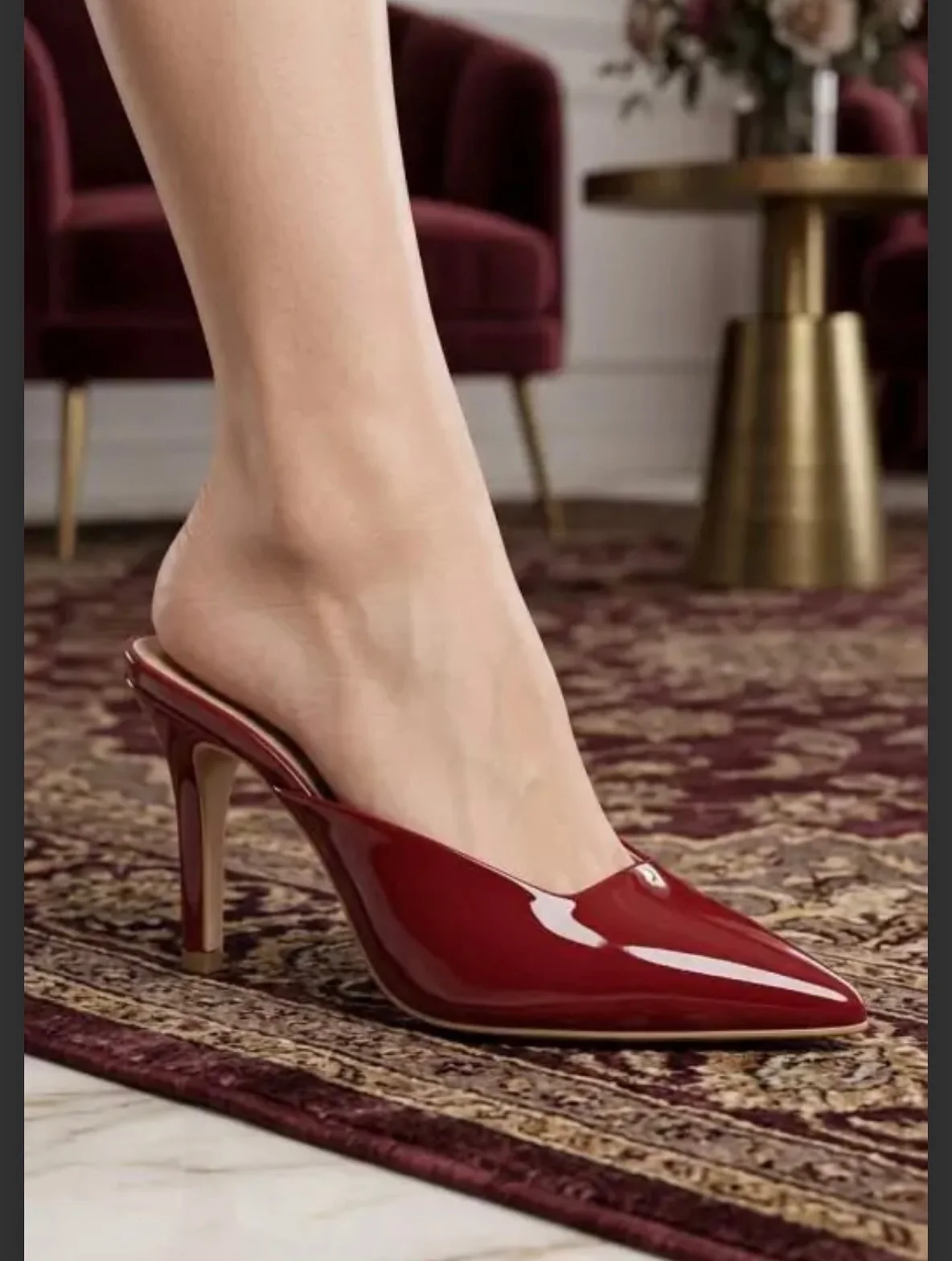 Mule vermelho verniz de bico fino, fotografado pela MariMar Shoes