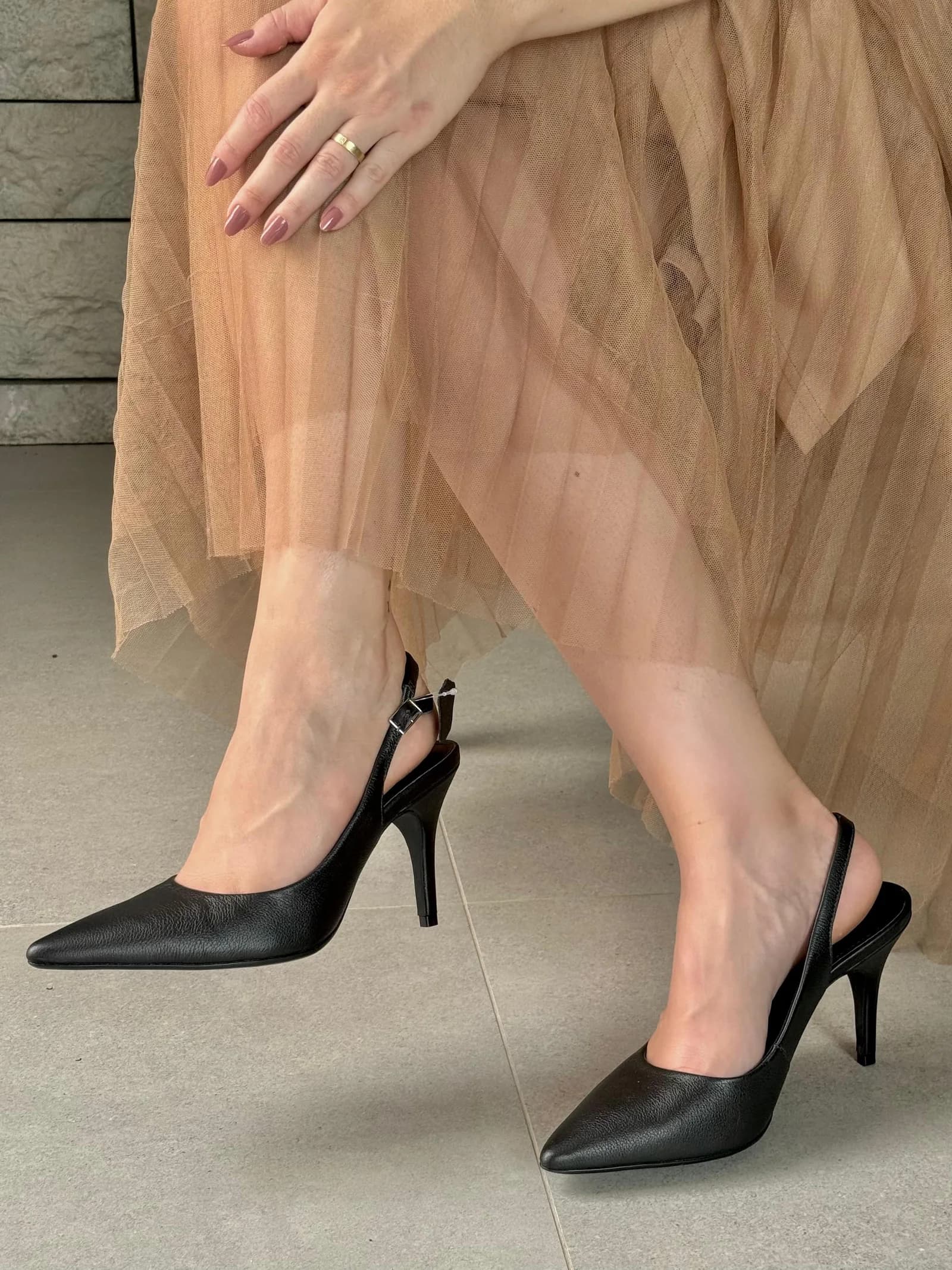 Scarpin slingback preto com saia de tule, fotografado pela MariMar Shoes