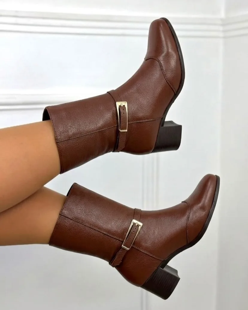 Bota cano curto marrom com fivela