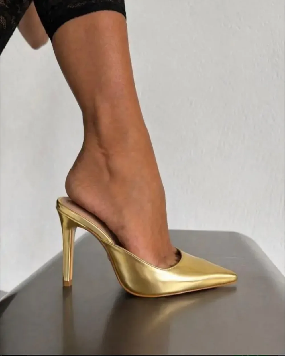Mule bico fino dourado