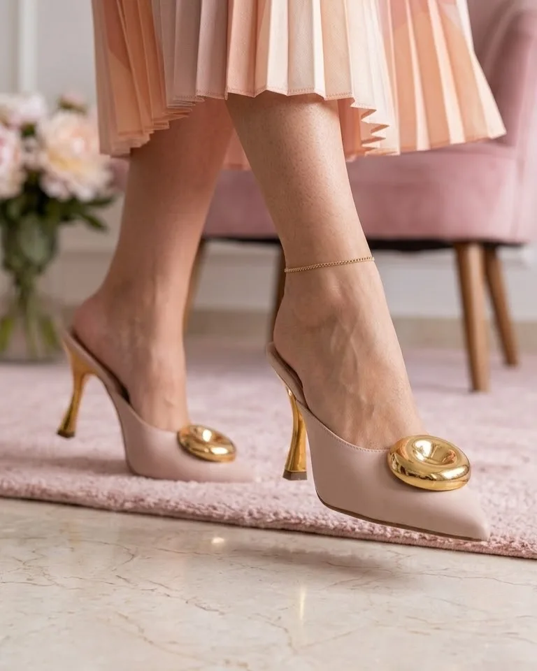 Mule nude com disco dourado, ângulo 1 de 2