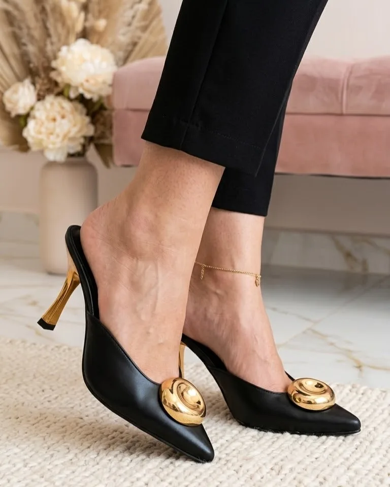 Mule preto com disco dourado, ângulo 1 de 2