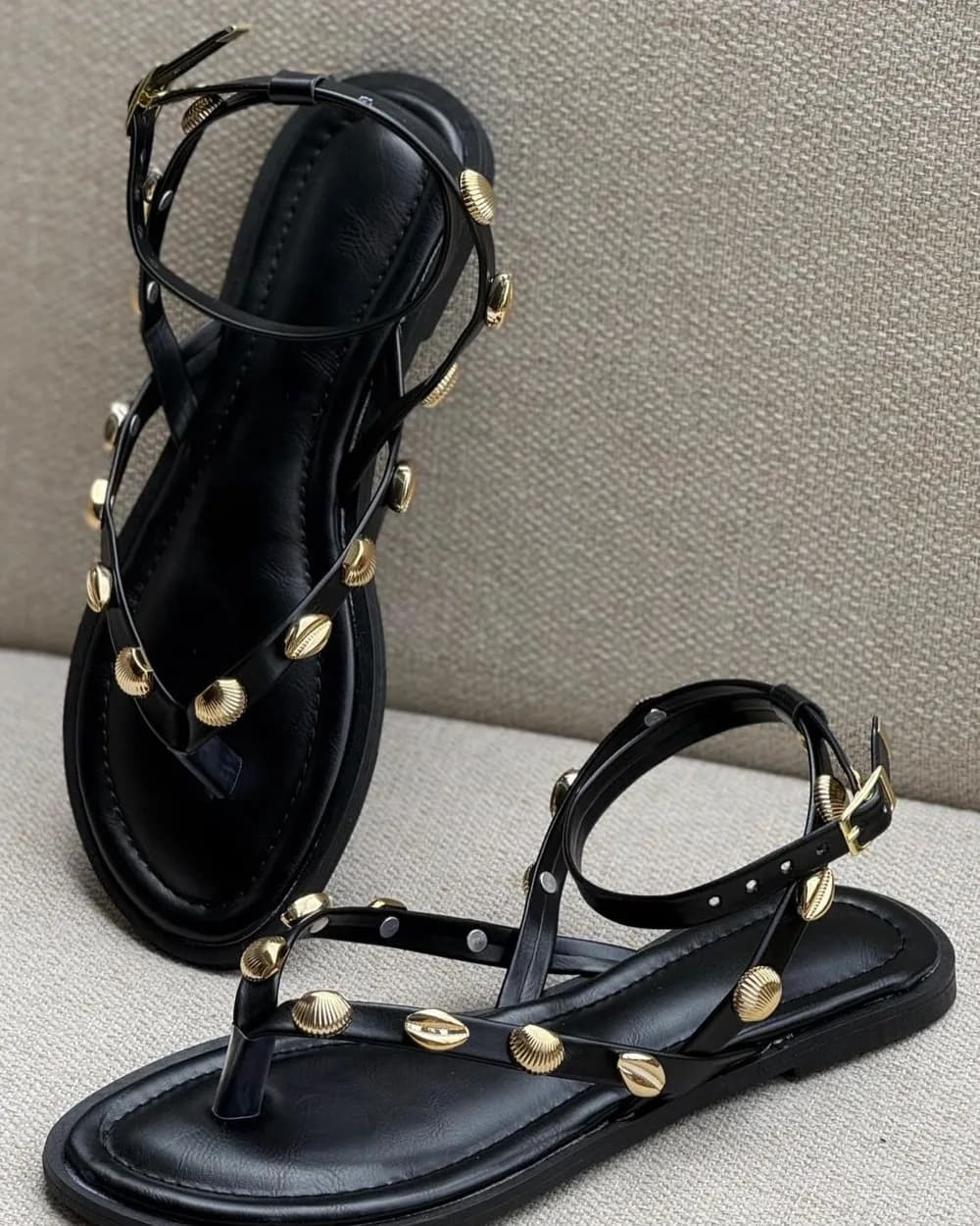 Rasteira com tachas douradas preta