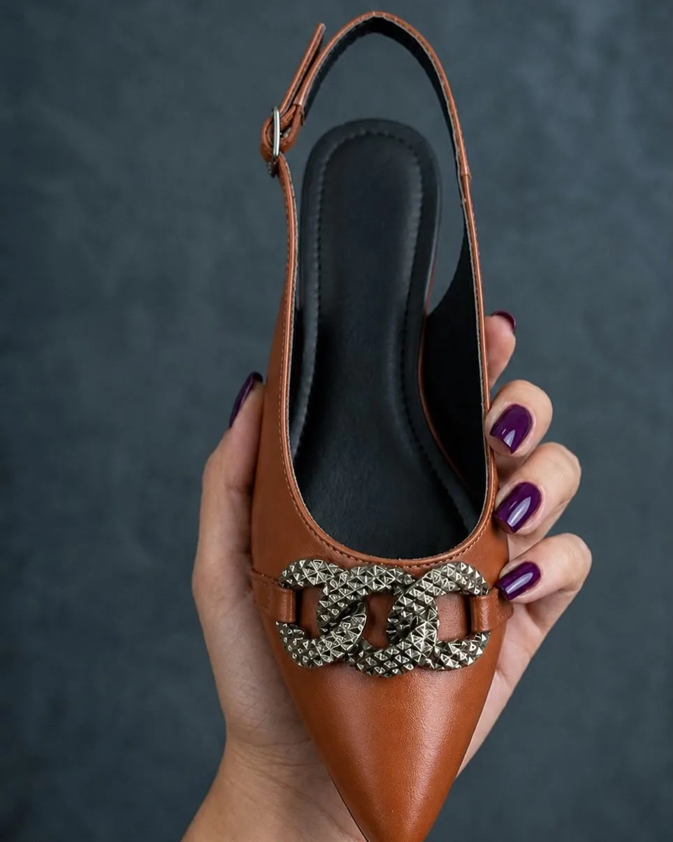 Sapatilha slingback caramelo com corrente