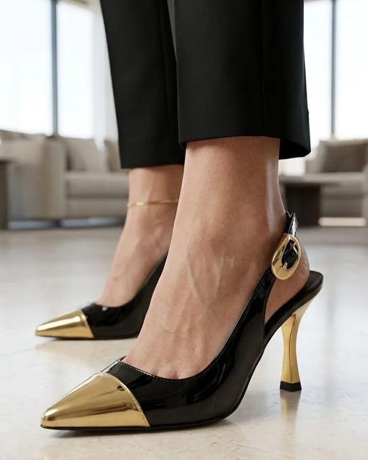 Slingback preto verniz com bico dourado