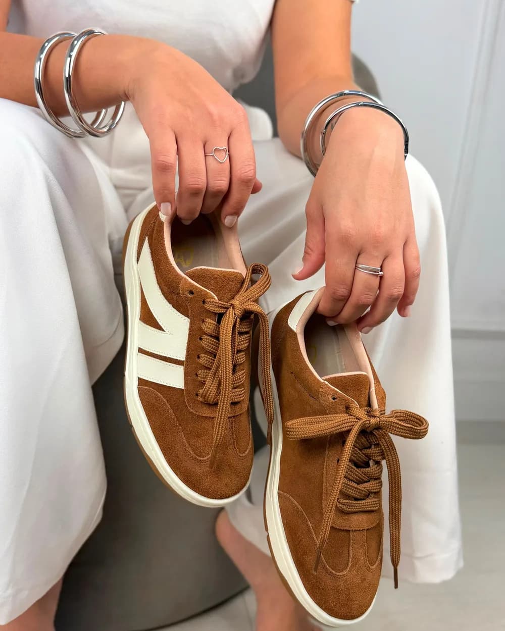 Tênis caramelo e off-white, ângulo 1 de 3