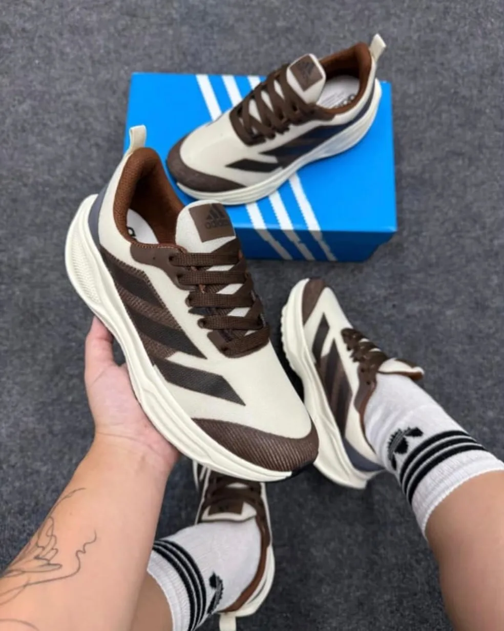 Tênis marrom e off-white