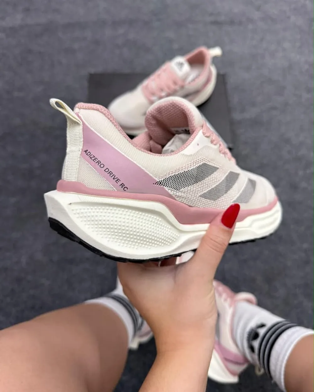 Tênis rosa e off-white