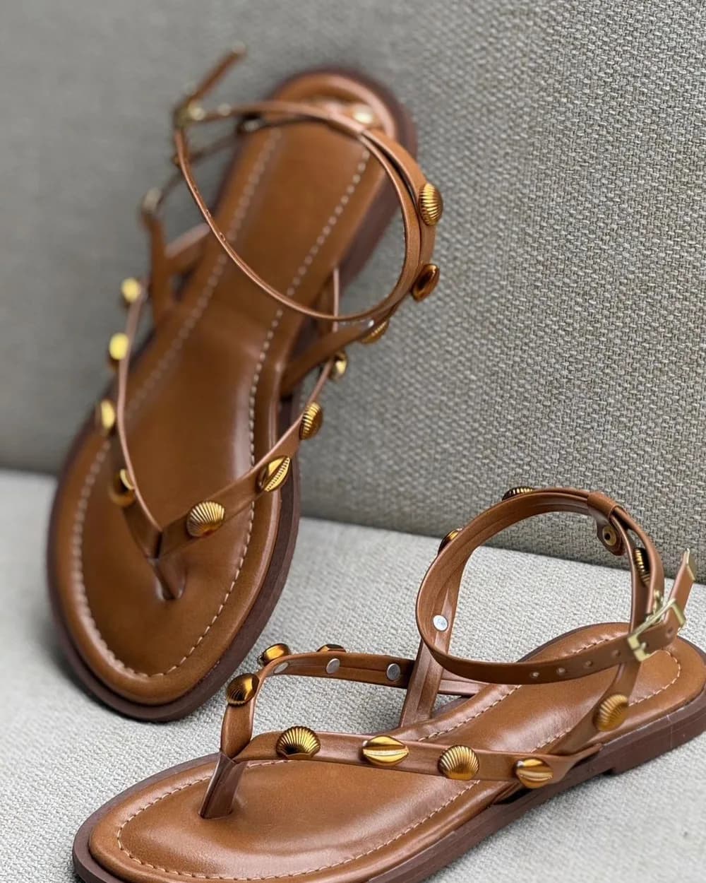 Rasteira com tachas douradas caramelo